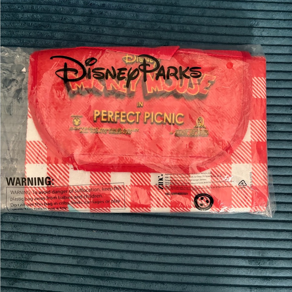Disneyland Toontown Mickey and Minnie The Perfect Picnic Blanket - New - Picture 3 of 4